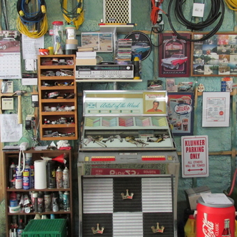 Vintage garage with jukebox, wall art, and storage - 56cruzn from Port Severn, Ontario