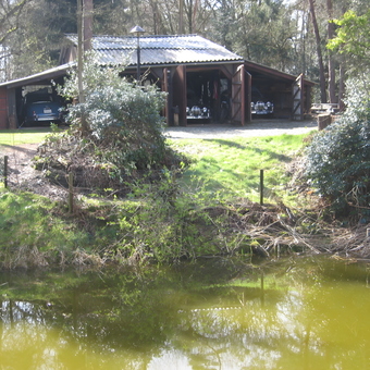 Wooden garage with classic cars and open doors - Cornelius from Oirschot, Noord Brabant