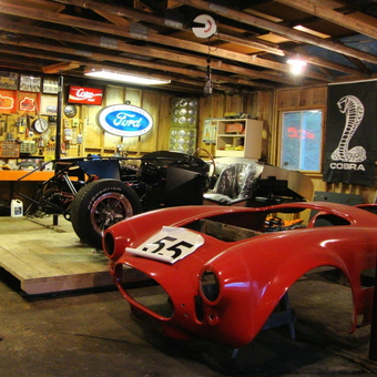 Classic Car Build Garage with Tools and Decor - Mon oncle Creton from Quebec, Quebec