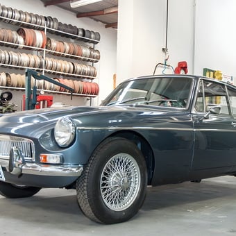 Classic car with chrome wheels and garage rim storage - Vera Lambiasi from Sao Paulo, SP - Brasil