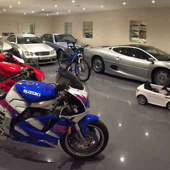 Luxury Garage with Motorcycles, Classic Cars, Bikes - KnickeRS from Pitstone, Beds