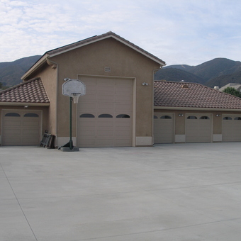 Spacious Multi-Bay Garage With Basketball Hoop - Playpen