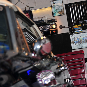 Classic Car Garage with Tool Wall and Decor - BRA, ITAKY