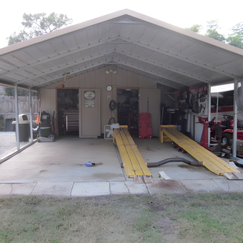 Spacious metal garage with car lift and tools - JC from DELTONA, FL