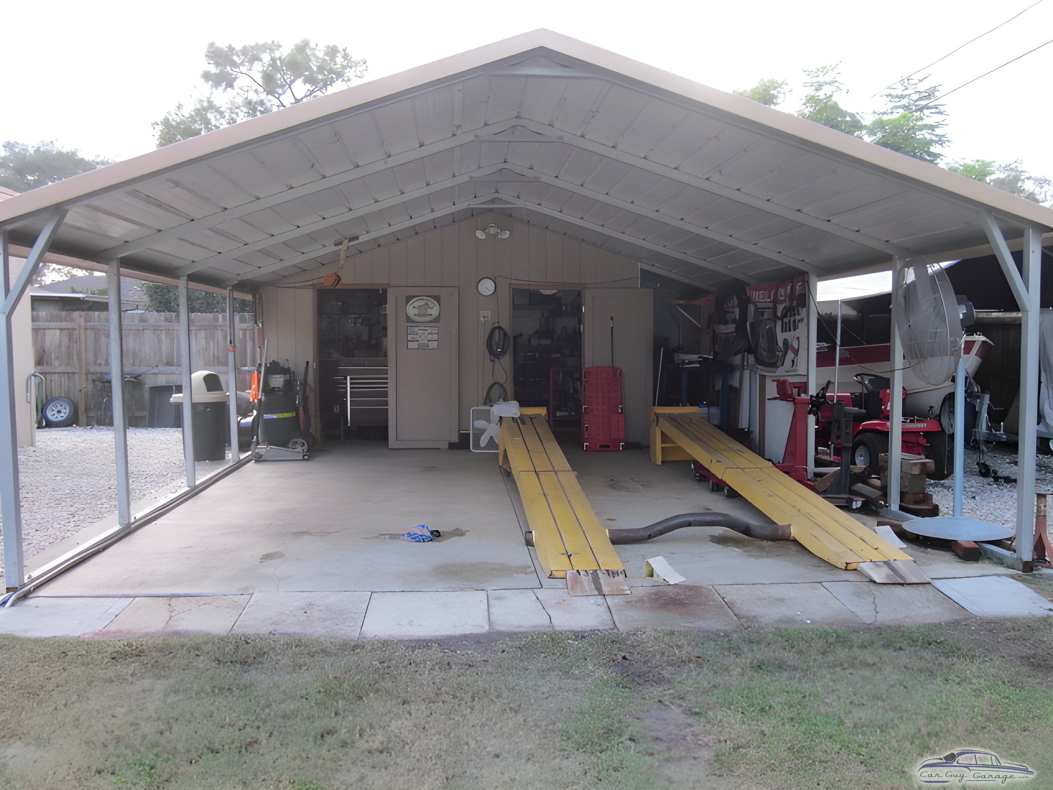 Spacious metal garage with car lift and tools - JC from DELTONA, FL