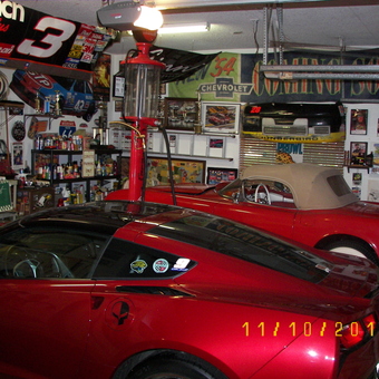 Classic Car Garage with Vintage Decor and Memorabilia - Lew from Saint Johns, Florida