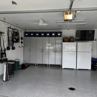 Modern garage with storage cabinets and refrigerators - Lorraine